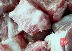 青椒百叶结炒肉块的做法图解1