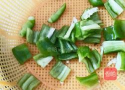 青椒百叶结炒肉块的做法图解3