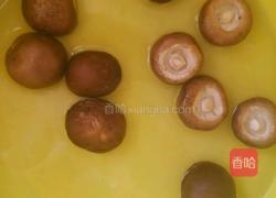 香菇炖豆腐的做法图解1