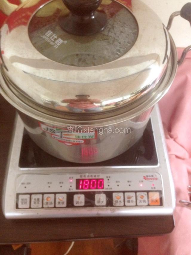 上锅开水，放入蒸锅大火烧开中火蒸7分钟。