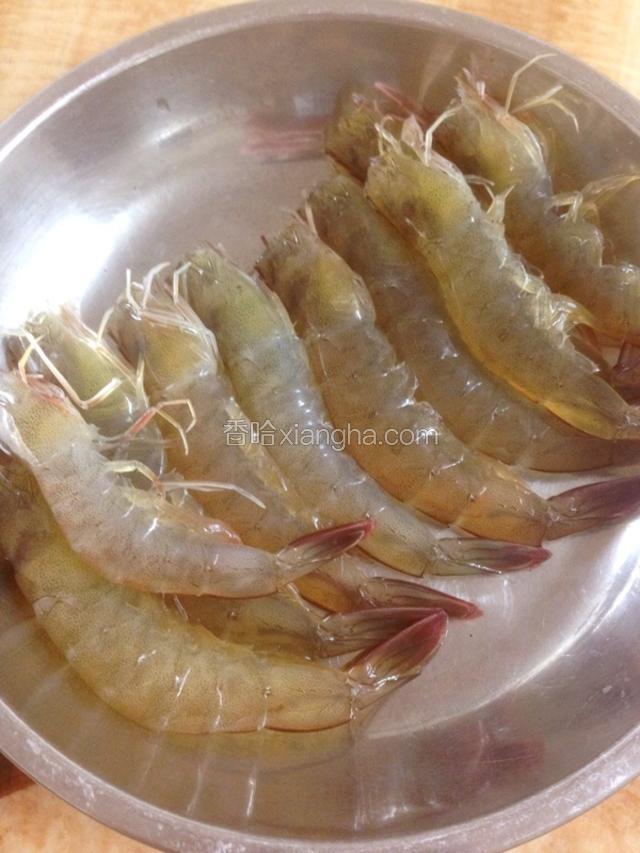 鲜虾顶刀切去眼睛及虾线，如图。