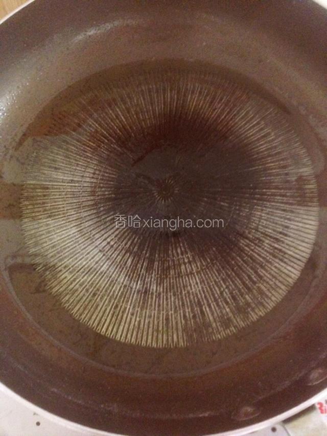 热油100克，120度油温，烧至油冒烟。