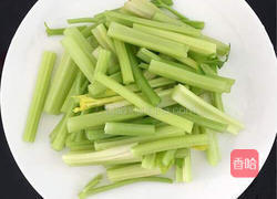 芹菜炒牛肉的做法图解1