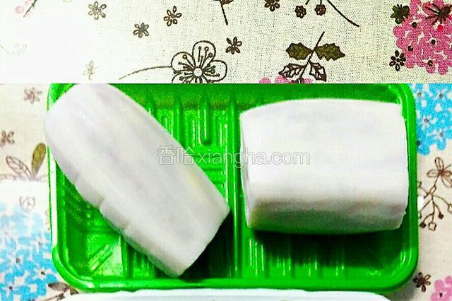 将莲藕去节、削皮洗净。