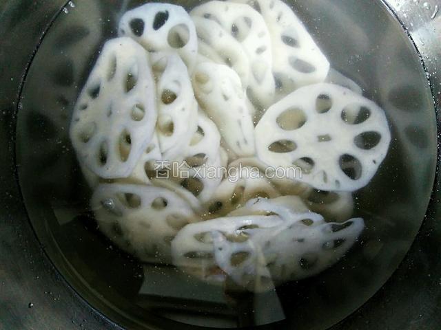 放入开水锅中略微焯水，捞出沥干水分待用，也可用厨房纸吸干。