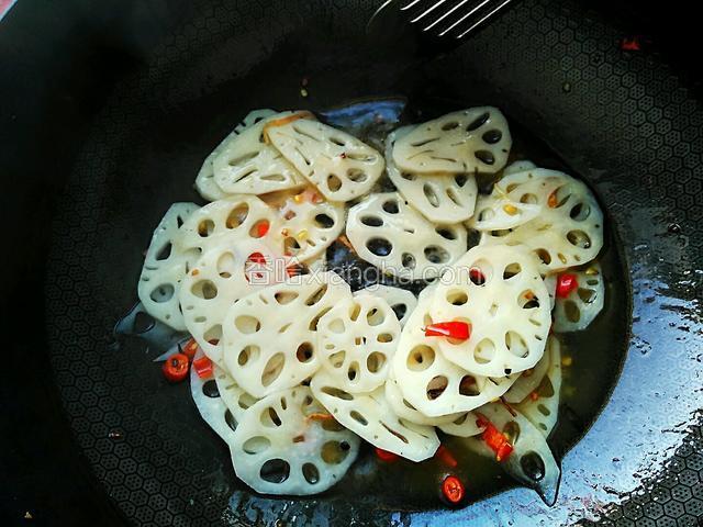 炒至藕片变色。加一勺白糖，一勺料酒，半勺味精。调味，提鲜。翻炒均匀。