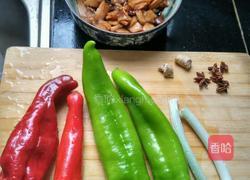 双椒炒肉片的做法图解1