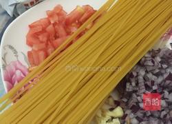 番茄洋葱意面的做法图解1