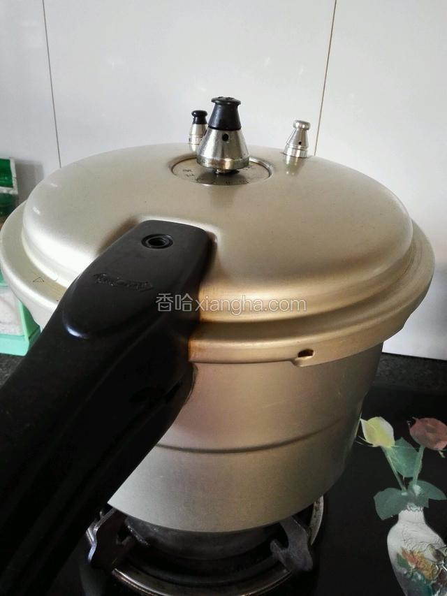 放入高压锅内，先用大火压至放气10分钟，再转小火压30分钟即可。