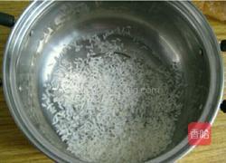 胡萝卜玉米粥的做法图解1