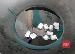 红烧肉炖鹌鹑蛋的做法图解4