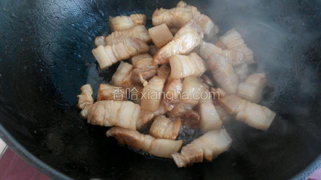放入五花肉翻炒，把化好的糖色全部包裹住五花肉。