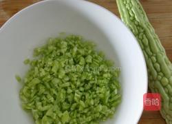 苦瓜鸡蛋饼的做法图解1