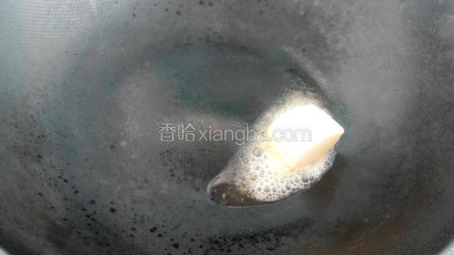 另起锅放入黄油小火融化。