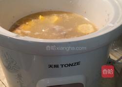 三文鱼头豆腐玉米红萝卜汤的做法图解4
