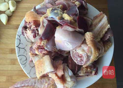 东北小笨鸡炖野生榛蘑的做法图解1