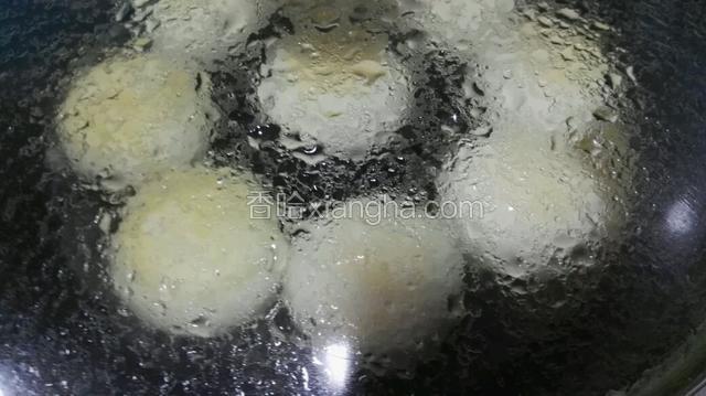 倒入半碗热水，盖盖儿小火焖