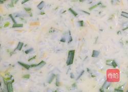 韭菜鸡蛋饼的做法图解1