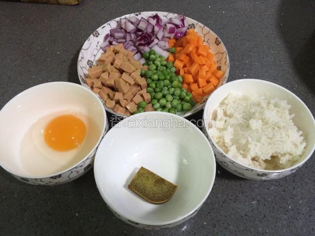 首先将所有食材洗净，切丁备用。鸡蛋打散。