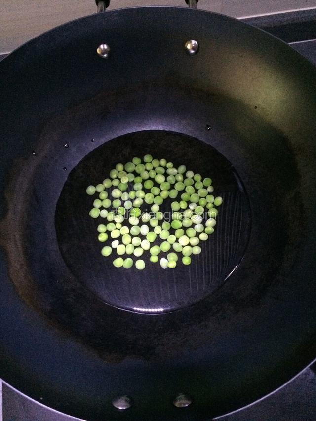 碗豆在锅里加水煮熟。捞出备用。