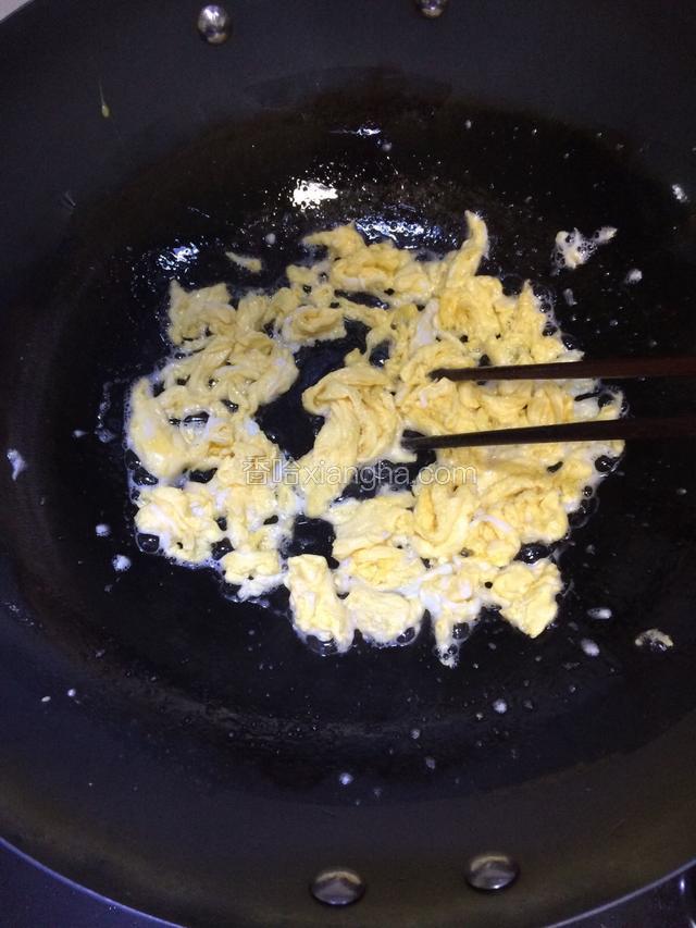 锅中加入少许油，蛋液倒入锅中，边倒边搅拌，直到鸡蛋全熟，盛出备用。