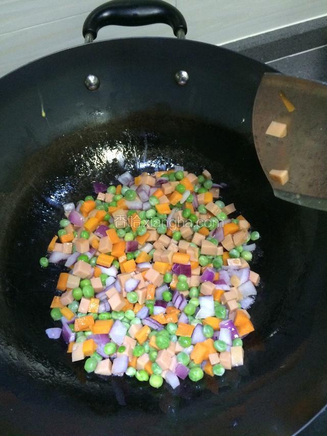 锅里倒入适量的油，将所有食材放入锅中一起炒。