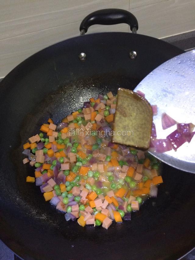 菜炒至快熟时，倒入少许清水煮沸后，改小火煮加入咖喱块，把咖喱块按散。