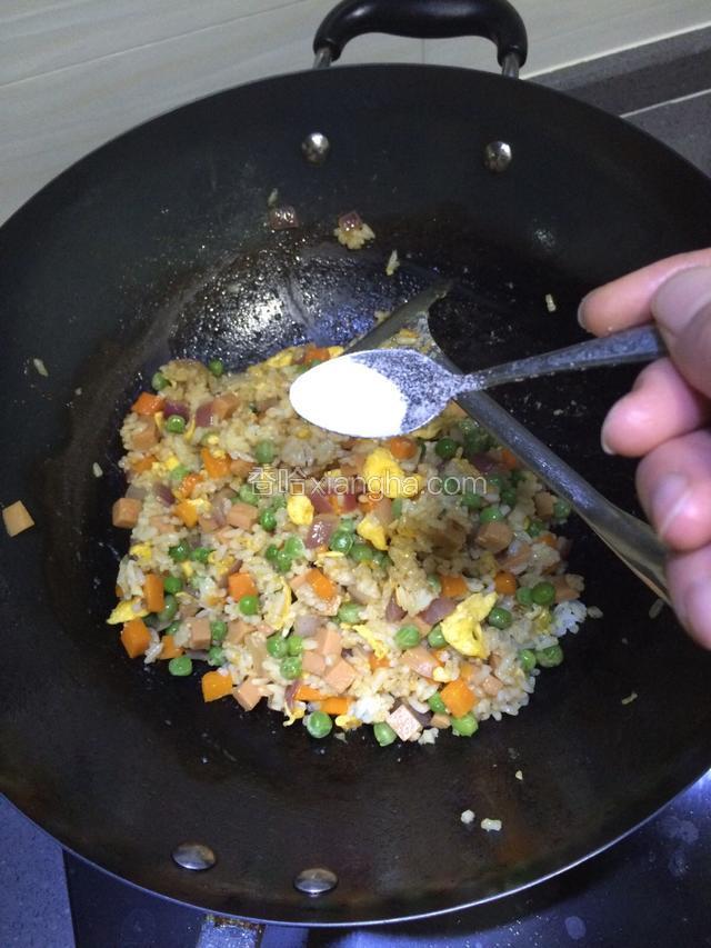接下来倒入鸡蛋，加入适量盐调味，翻炒片刻既可。