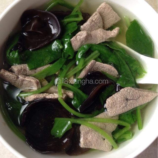 清淡不油腻的菠菜猪肝汤成品图！如果喜欢白胡椒的可以撒上一点。