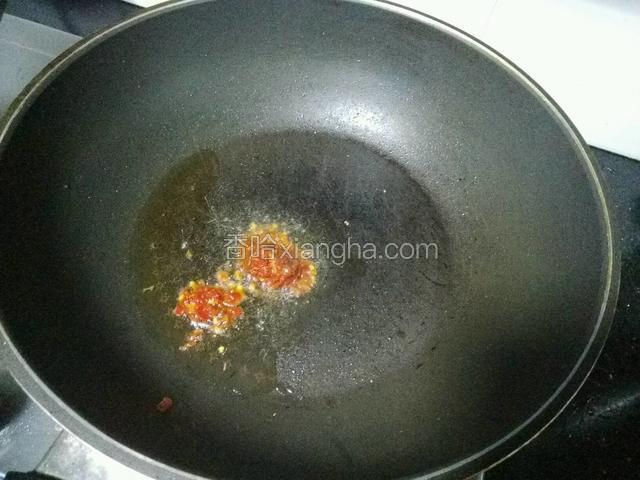 郫县豆瓣下锅炒出红油