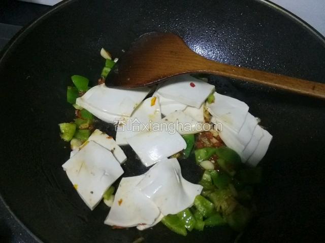 豆腐下锅轻轻翻炒