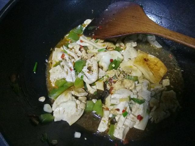 放盐，香油，花椒油，小葱翻炒均匀。
