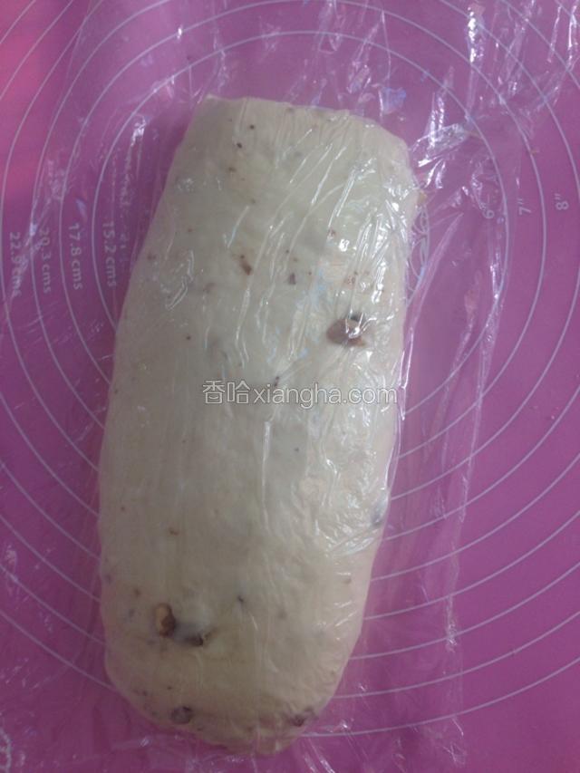 室温发酵至两倍大取出排气，用手拍成长方形，翻面，上下对折，再次翻面，用保鲜膜包好，静置10—15分钟。