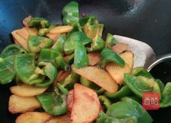 土豆片大辣椒的做法图解6