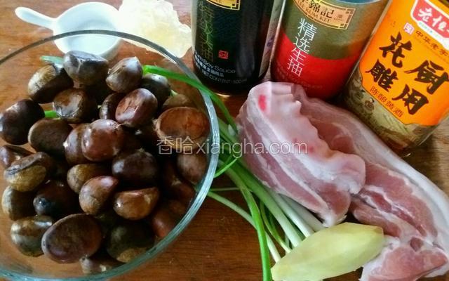 选上好的五花肉。花雕酒不要太好的，太贵。生抽每种都不同，选两种以上是为了得到复合味，就像勾兑酒一样。我选用了李锦记的精选生抽和特等头抽，两样总计30克就可以了。
