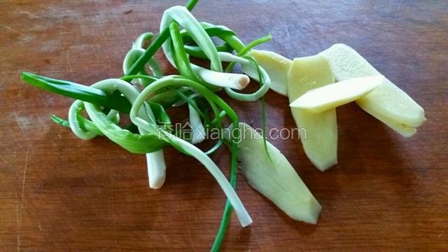 小香葱打结，姜切片。
