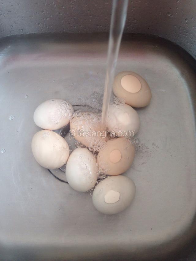 鸡蛋捞出，用冷水冲至微凉。