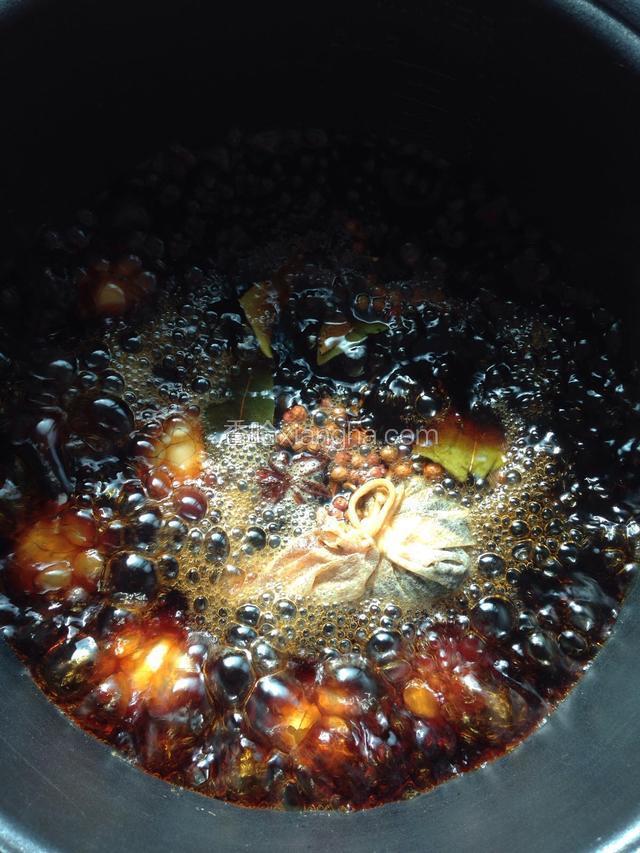 大火煮开后转中火，煮约25-30分钟；期间上下翻动鸡蛋，使鸡蛋均匀入味。