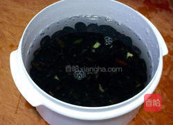 水煮五香黑豆的做法图解1