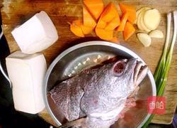 鮸鱼头炖豆腐的做法图解2
