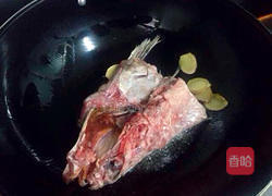 鮸鱼头炖豆腐的做法图解3