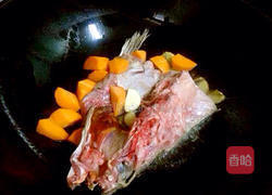 鮸鱼头炖豆腐的做法图解4