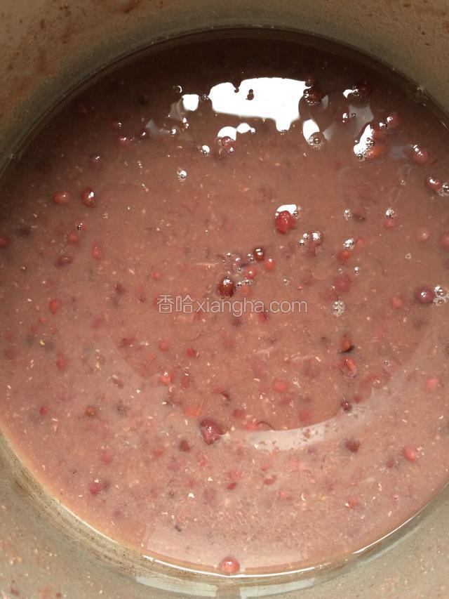 准备好食材。红豆放高压锅用适量水煮烂。待凉后用手抓捏捣烂。