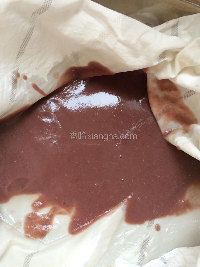 把沉淀下来的一部份豆沙倒进蒸布或纱布。（注意抓好蒸布边角，防止溢出。我是分几次的。）