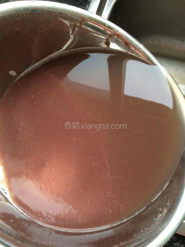 慢慢倒出表面的清水。