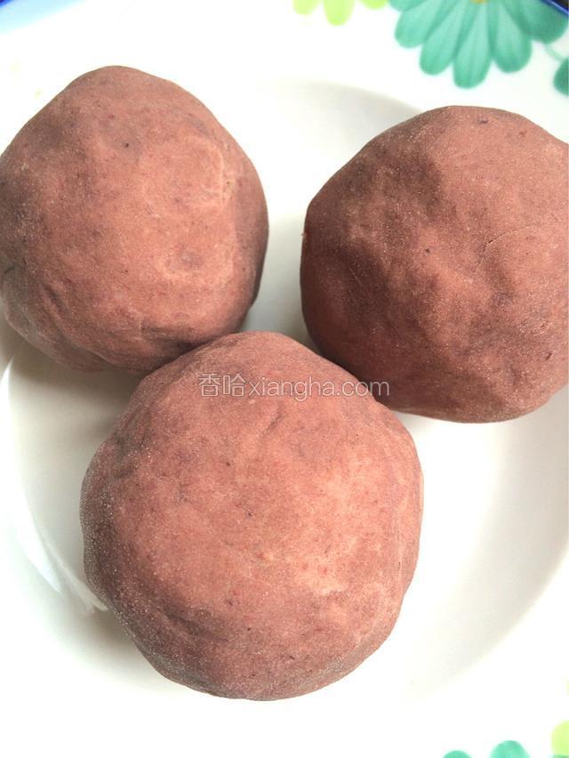 蒸布收口拧紧，把豆沙的水份拧干。剩下的同法拧干。