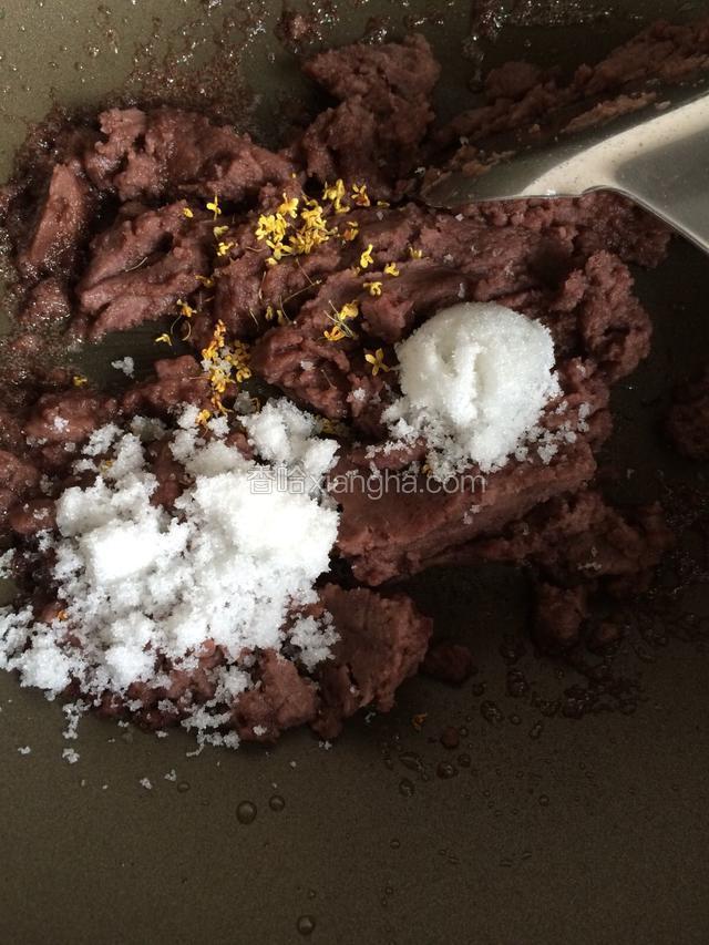 熬制沙馅儿：热锅，倒进适量花生油（如果有猪油更好）关小火放入干豆沙（捏碎了）翻炒，接着放入适量白糖，适量桂花（按照自己喜好放糖，桂花可以多放或不放）继续翻炒均匀。