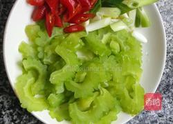 苦瓜炒鸡蛋的做法图解1
