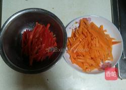 胡萝卜丝炒腊肉的做法图解2