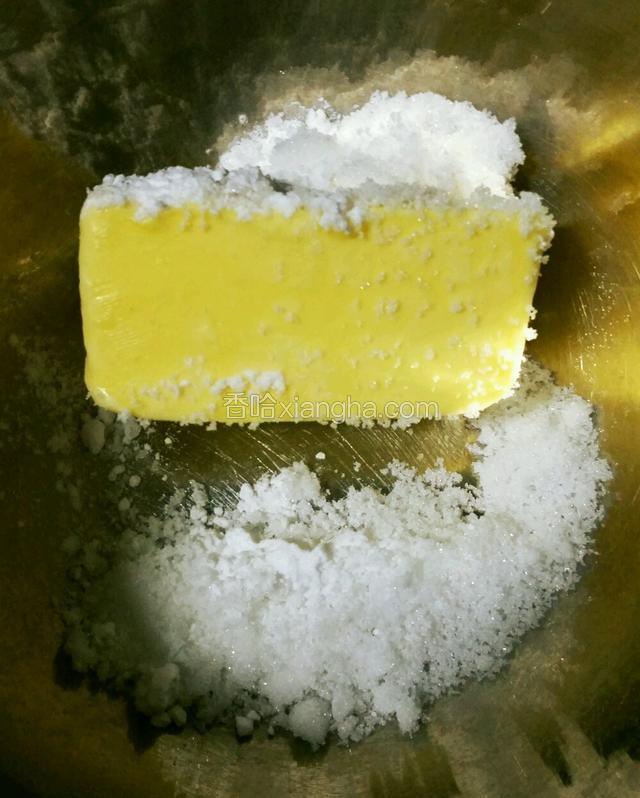 黄油软化后加入细砂糖；